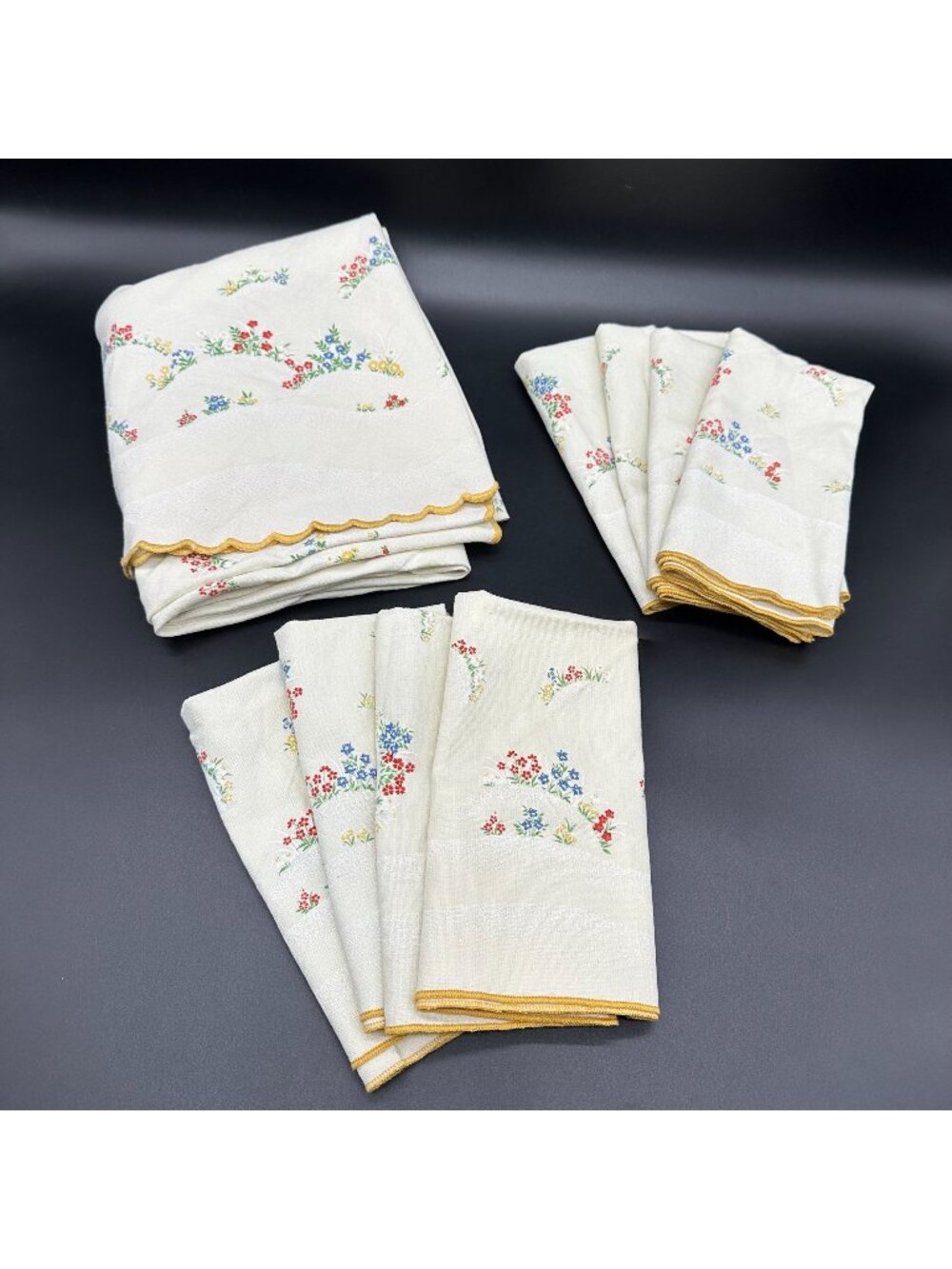 Vintage Round Tablecloth Napkin Set Scalloped Floral Spring Decor Cottage Farm